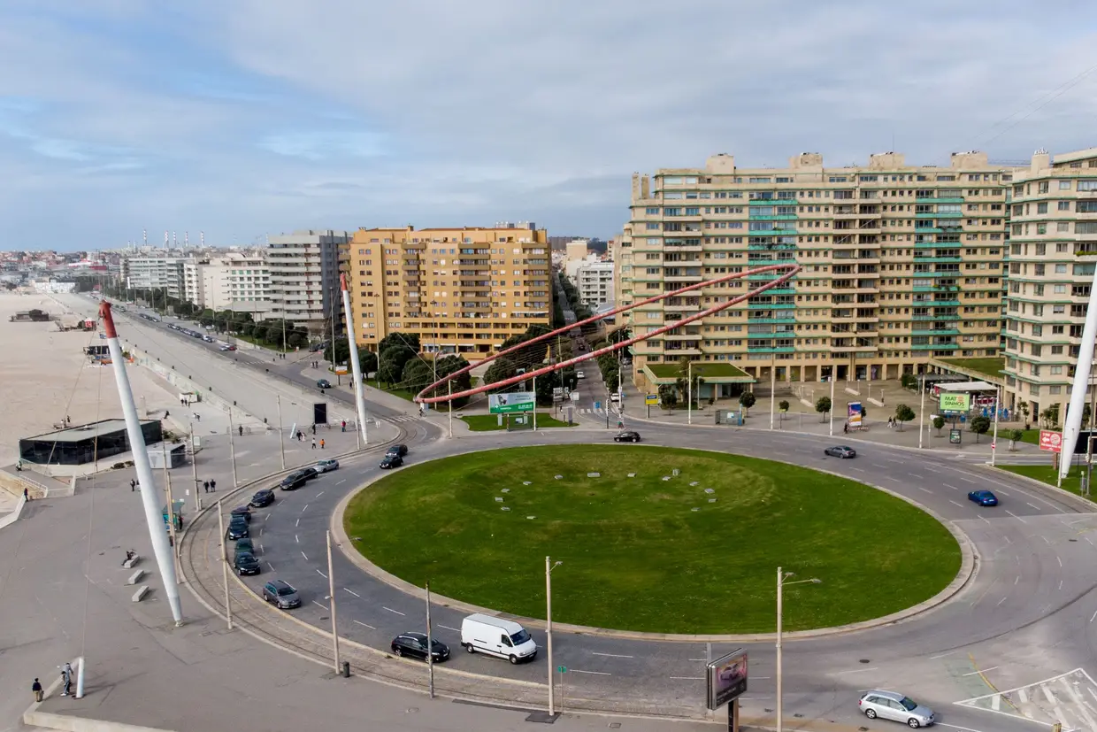 A Rotunda da Anemona, colada ao Atlântico, marca uma das entradas diretas do Porto em Matosinhos Sul