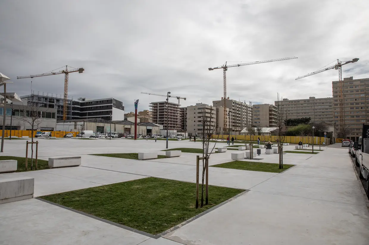 As gruas à volta da Praça Guilherme Pinto são um indicador da dinâmica imobiliária no lado sul de Matosinhos, colado ao Atlântico e ao Parque da Cidade do Porto