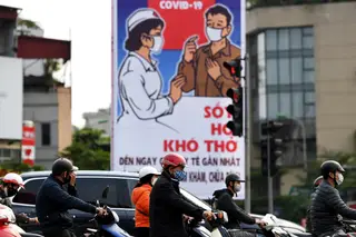 Um apelo ao uso da máscara totalmente correspondido nesta rua de Hanói
