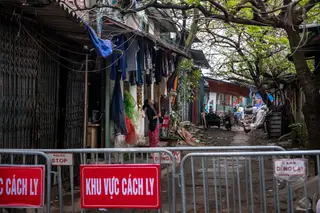 Este bairro de Hanói está confinado, como revela o gradeamento à entrada da rua, colocado pela polícia