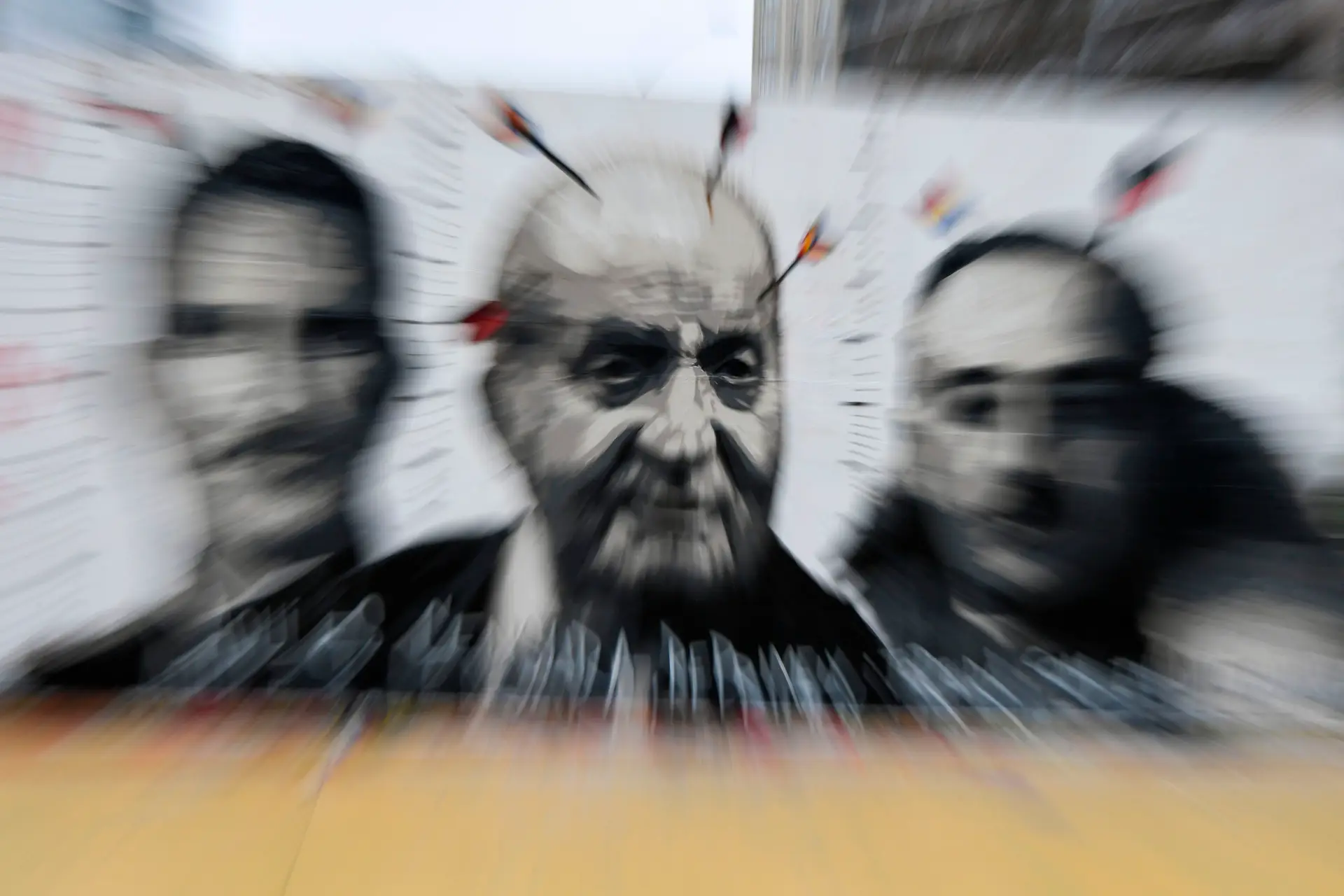 Juan Carlos I é alvo deste mural do artista Roc BlackBlock em Barcelona, ao lado do filho e atual rei, Filipe VI, e do ditador Francisco