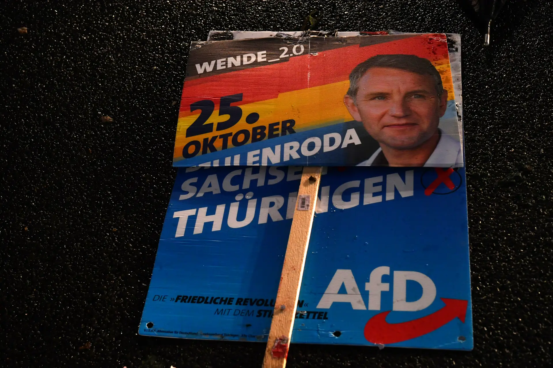 Cartaz do partido Alternativa para a Alemanha (AfD, extrema-direita) deixado após uma manifestação em Berlim contra as medidas de saúde pública tomadas para conter a pandemia
