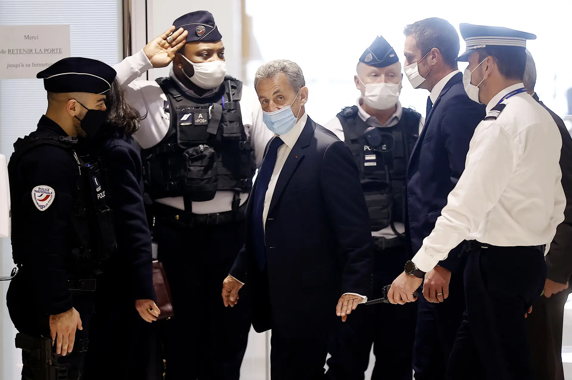 Nicolas Sarkozy, ex-Presidente de França, na segunda-feira, à chegada ao tribunal, em Paris, para ouvir a sentença