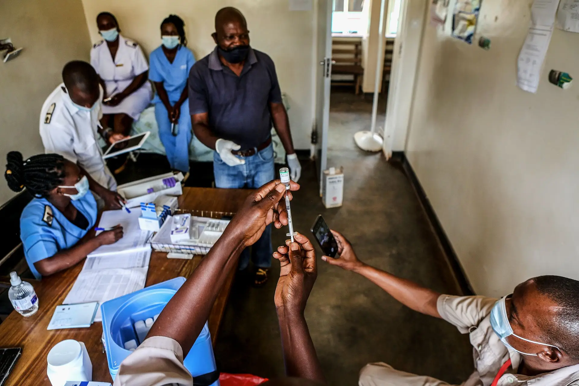 Num hospital do Zimbabwe prepara-se a vacinação, após a China ter doado 200 mil doses da vacina da Sinopharm