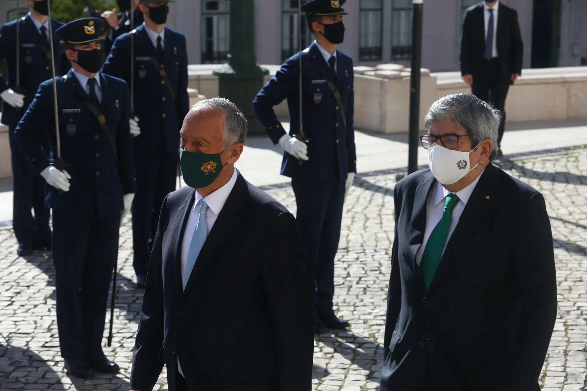 Marcelo Rebelo de Sousa, na entrada para a Assembleia da República para tomar posse para o seu segundo mandato, acompanhado de Ferro Rodrigues
