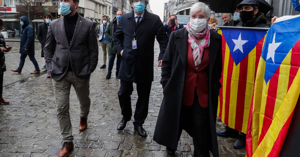 Libertada eurodeputada independentista catalã detida no regresso a Espanha após cinco anos de exílio