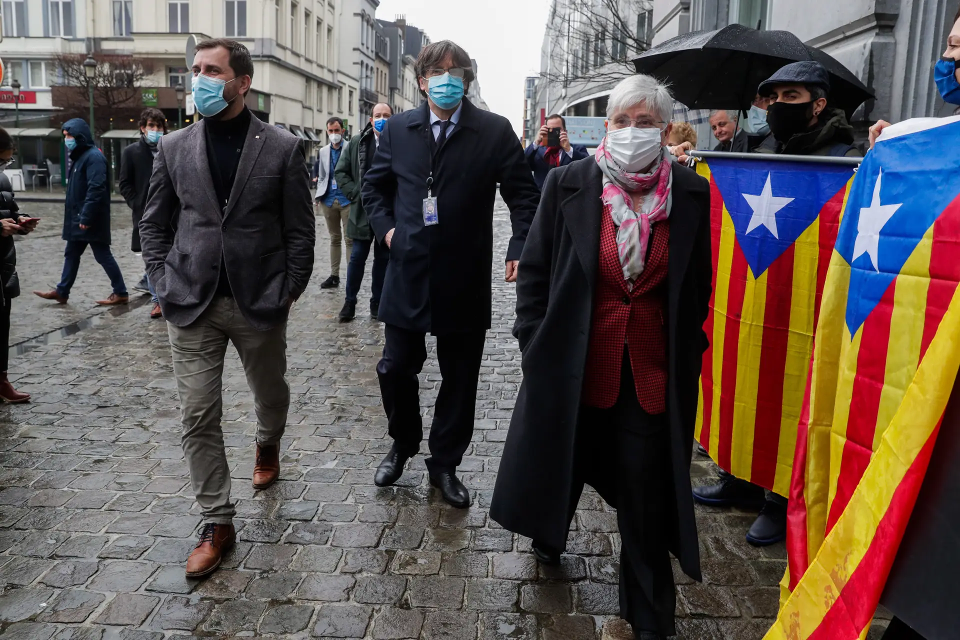 Toni Comín, Carles Puigdemont e Clara Ponsatí num protesto contra a decisão do Parlamento Europeu de lhes levantar a imunidade, a 9 de março de 2021 em Bruxelas