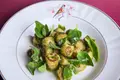 Gnocchi com pesto e espinafres