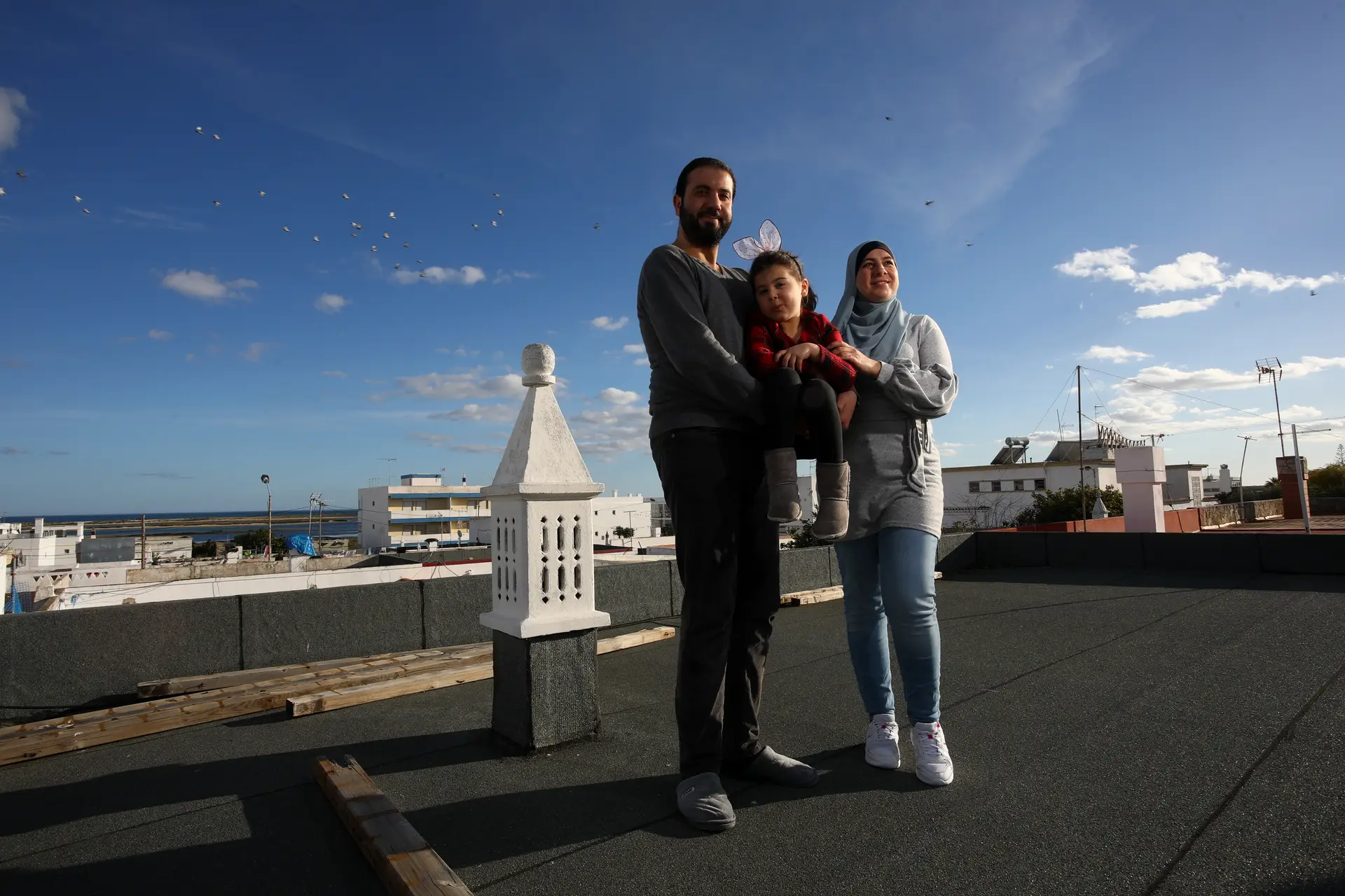 Em Olhão, Sali, Ayman e a pequena Maria encontraram a paz de que precisam para tentar seguir os sonhos: Sali quer abrir um salão de beleza, Ayman quer usar os seus mais de 15 anos de experiência como chefe de cozinha para abrir um restaurante. Prometem não dizer à filha seja o que for sobre a guerra e sobre quem bombardeou quem - não querem que ela cresça sem saber perdoar