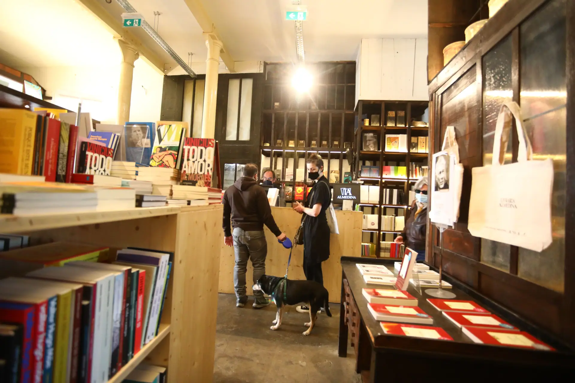 “Há quem passe, compre um livro e diga que vai a outra livraria comprar outro, para dividir o mal pelas aldeias”. A reabertura das livrarias