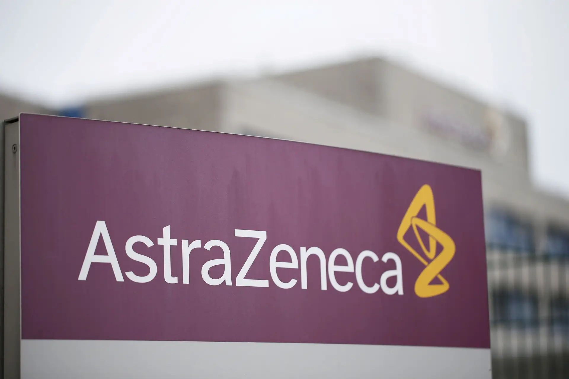 Mais de metade da população em Espanha, França e Alemanha acreditam que vacina da AstraZeneca é insegura