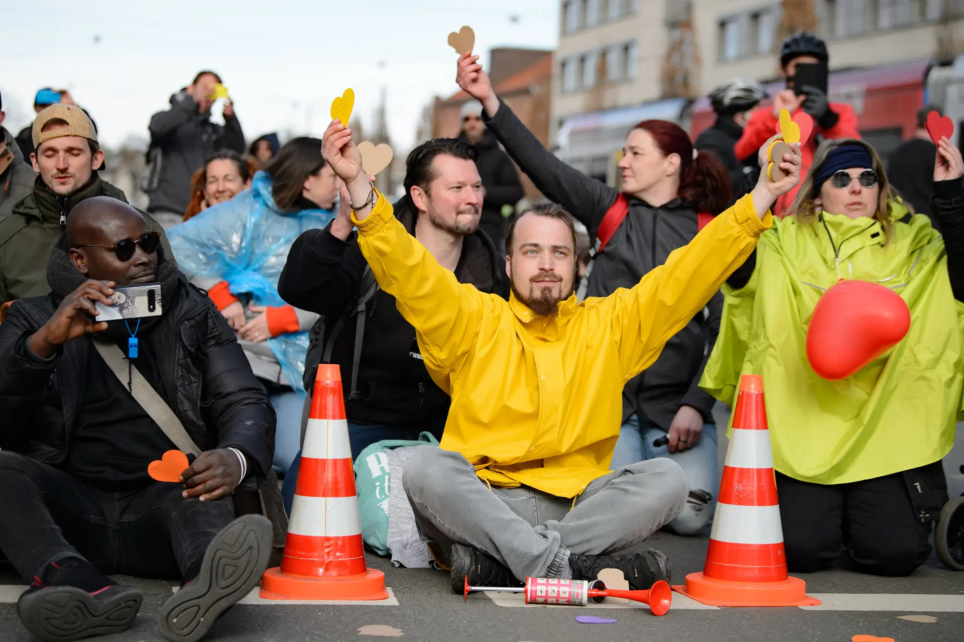 De corações de papel amarelos nas mãos e sem preocupações com distanciamento social, estes manifestantes participam no protesto “Libertem os cidadãos de Kassel — Direitos Básicos e Democracia”, na Alemanha