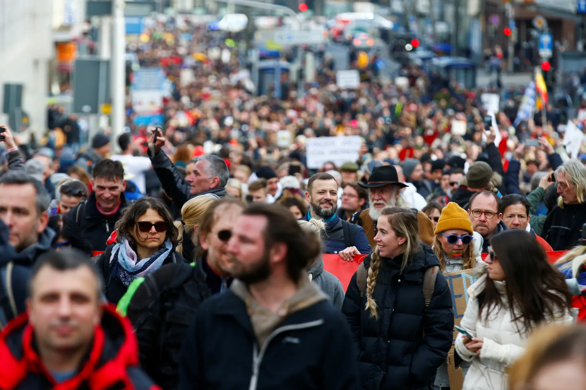 Gente a perder de vista, numa manifestação contra as medidas restritivas, na Alemanha