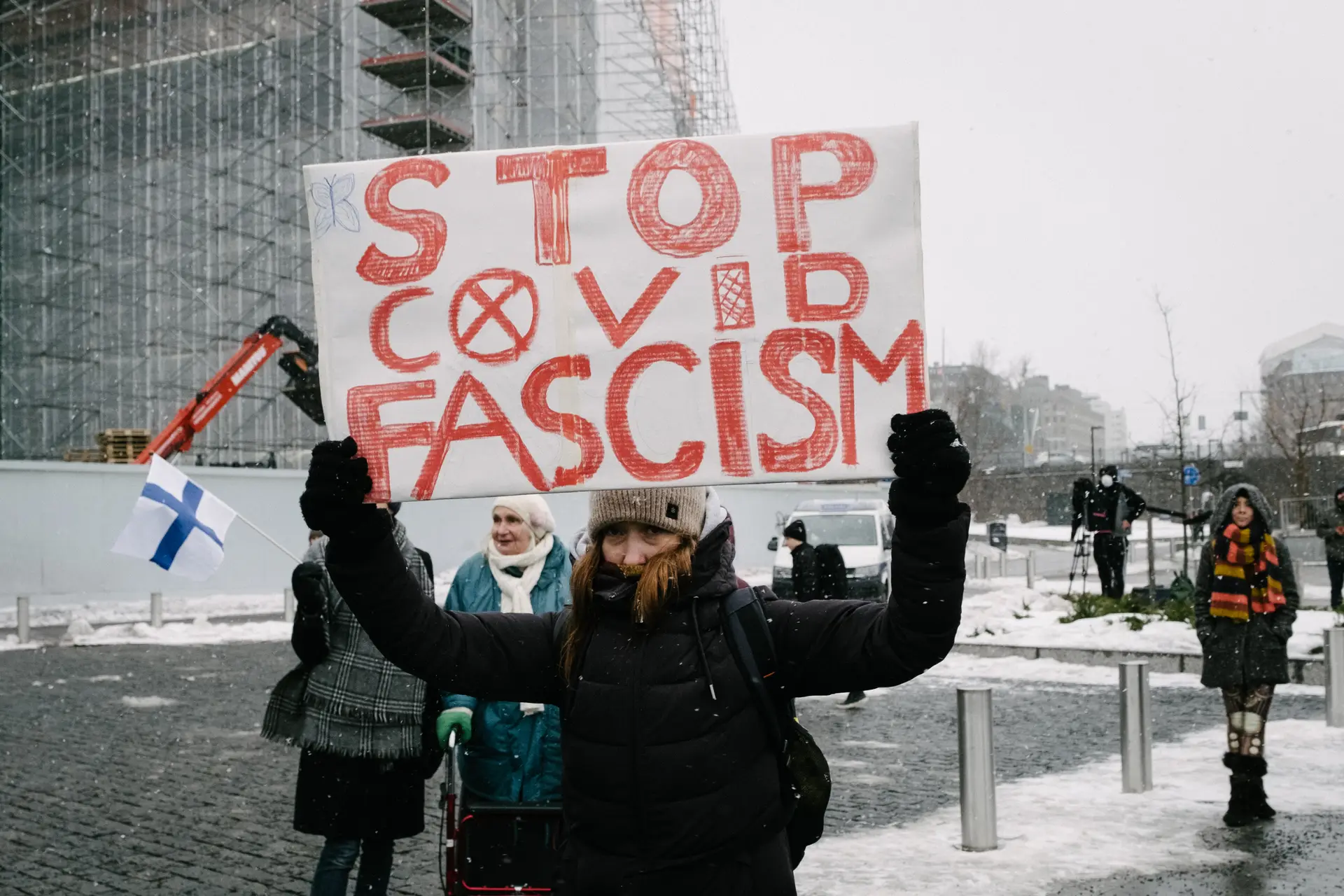Neste protesto em Helsínquia, a capital da Finlândia, pede-se o fim do “fascismo da covid”