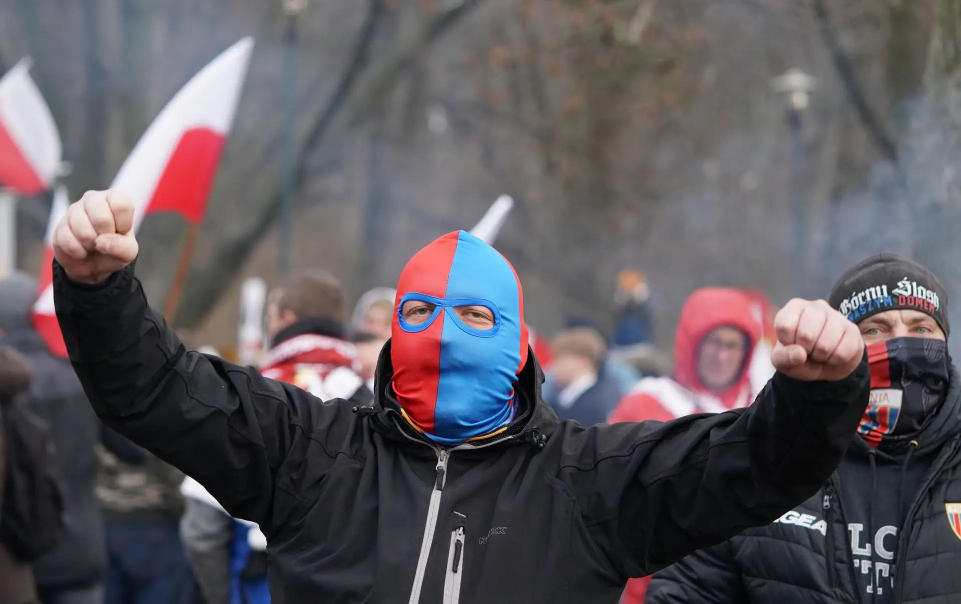 Máscara de protesto, na “Marcha pela Liberdade” e contra as restrições, em Varsóvia, a capital da Polónia