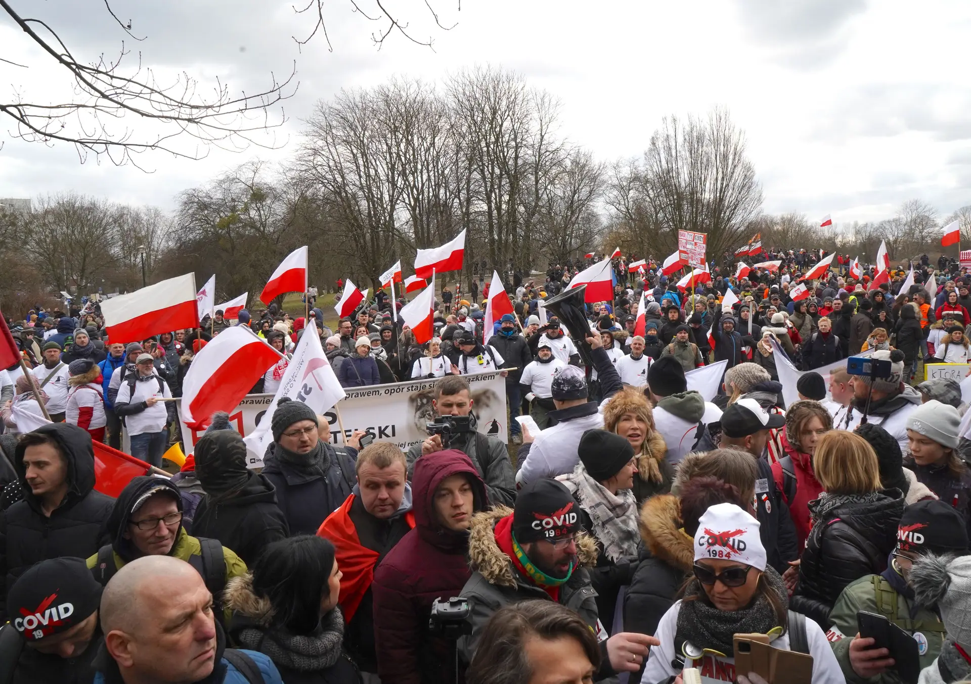 Muitas bandeiras da Polónia, zero máscaras, ausência de preocupação com distanciamento físico, neste protesto em Varsóvia