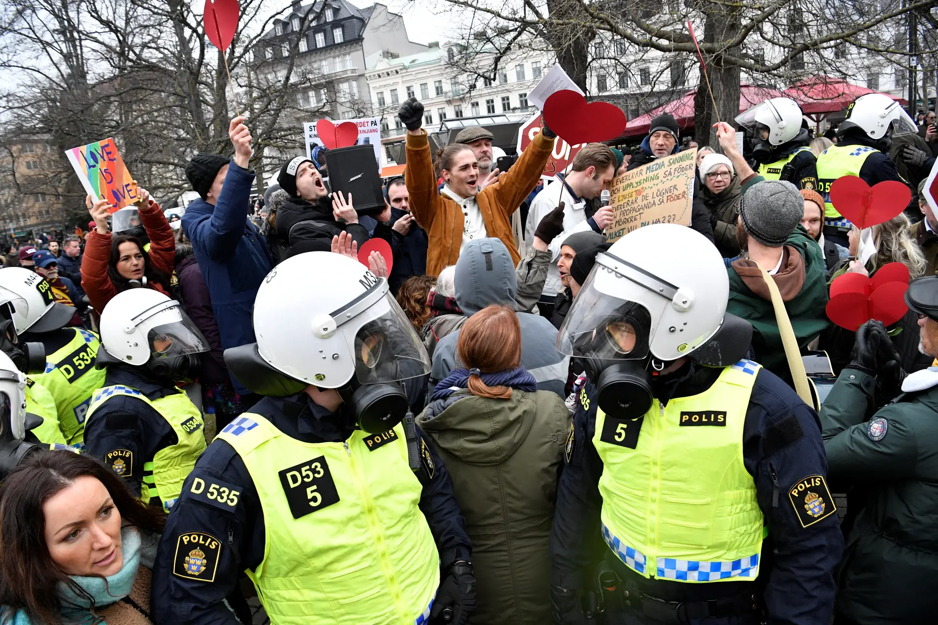 Máscaras? Apenas nos rostos dos agentes da polícia de choque, neste protesto em Malmoe, na Suécia