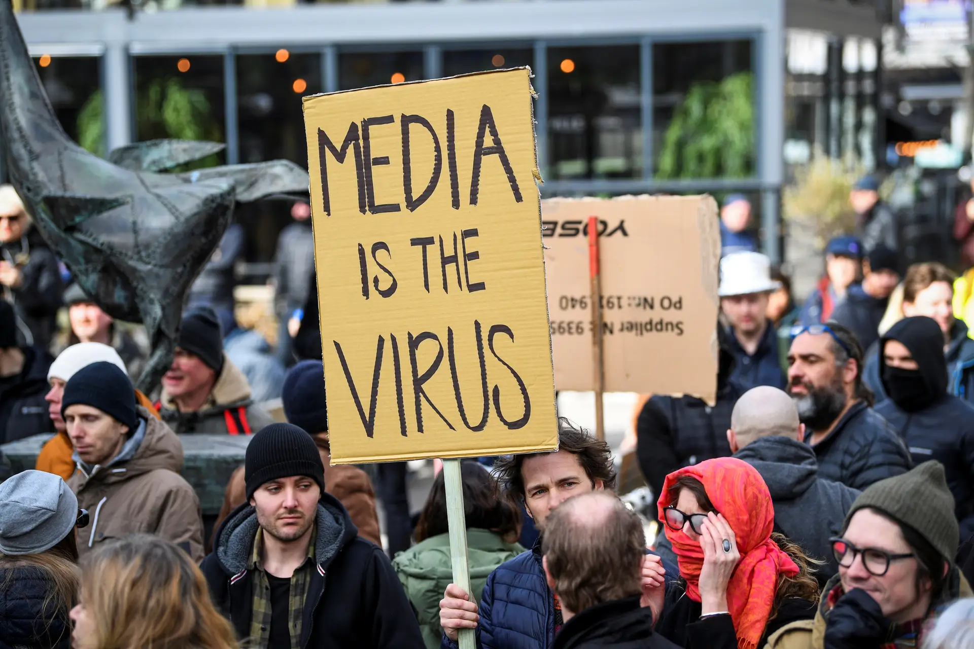 Os “media são o vírus”, acusa-se neste protesto em Malmoe, na Suécia