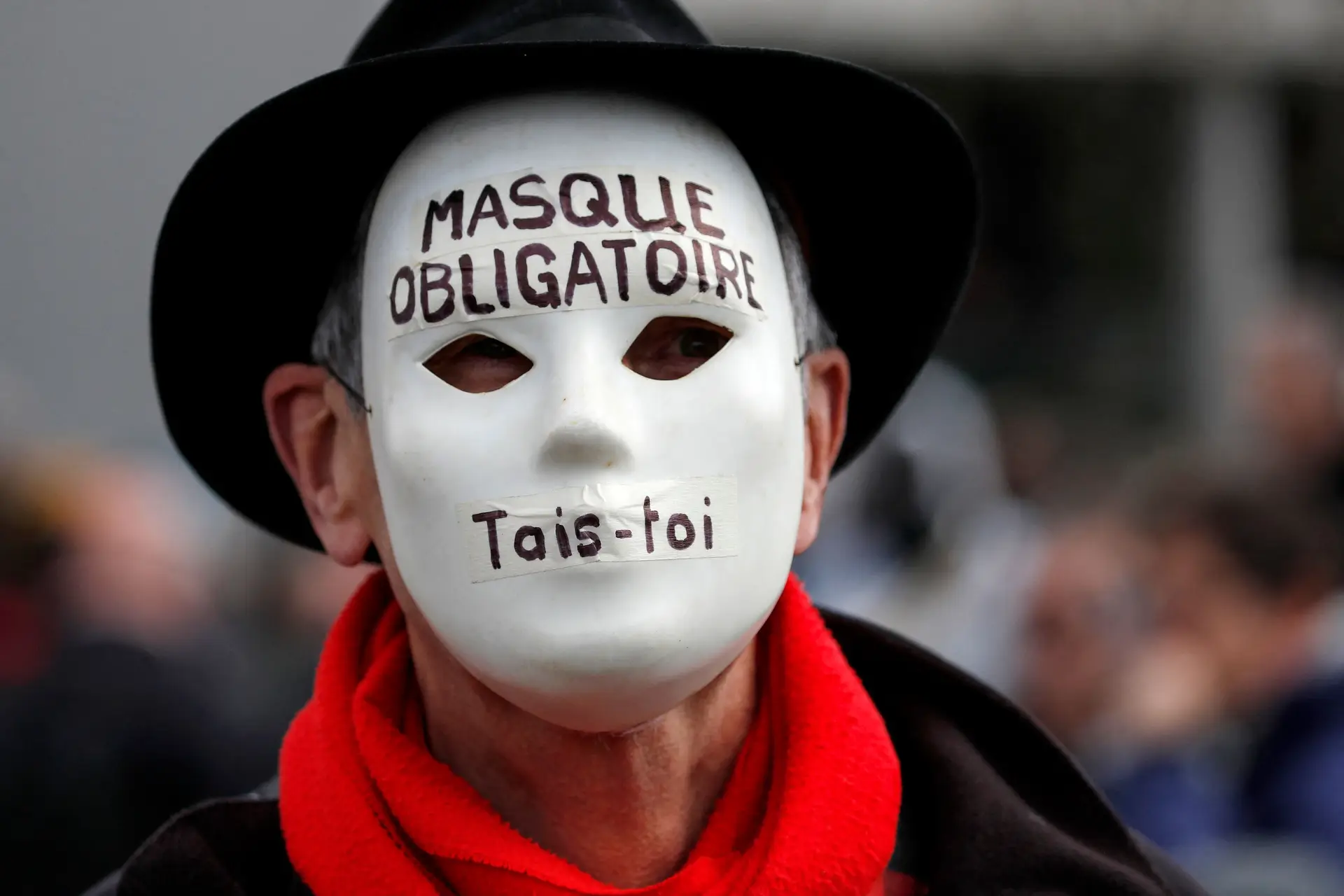 “Máscara obrigatória, cala-te”, denuncia este manifestante, num protesto na Suíça