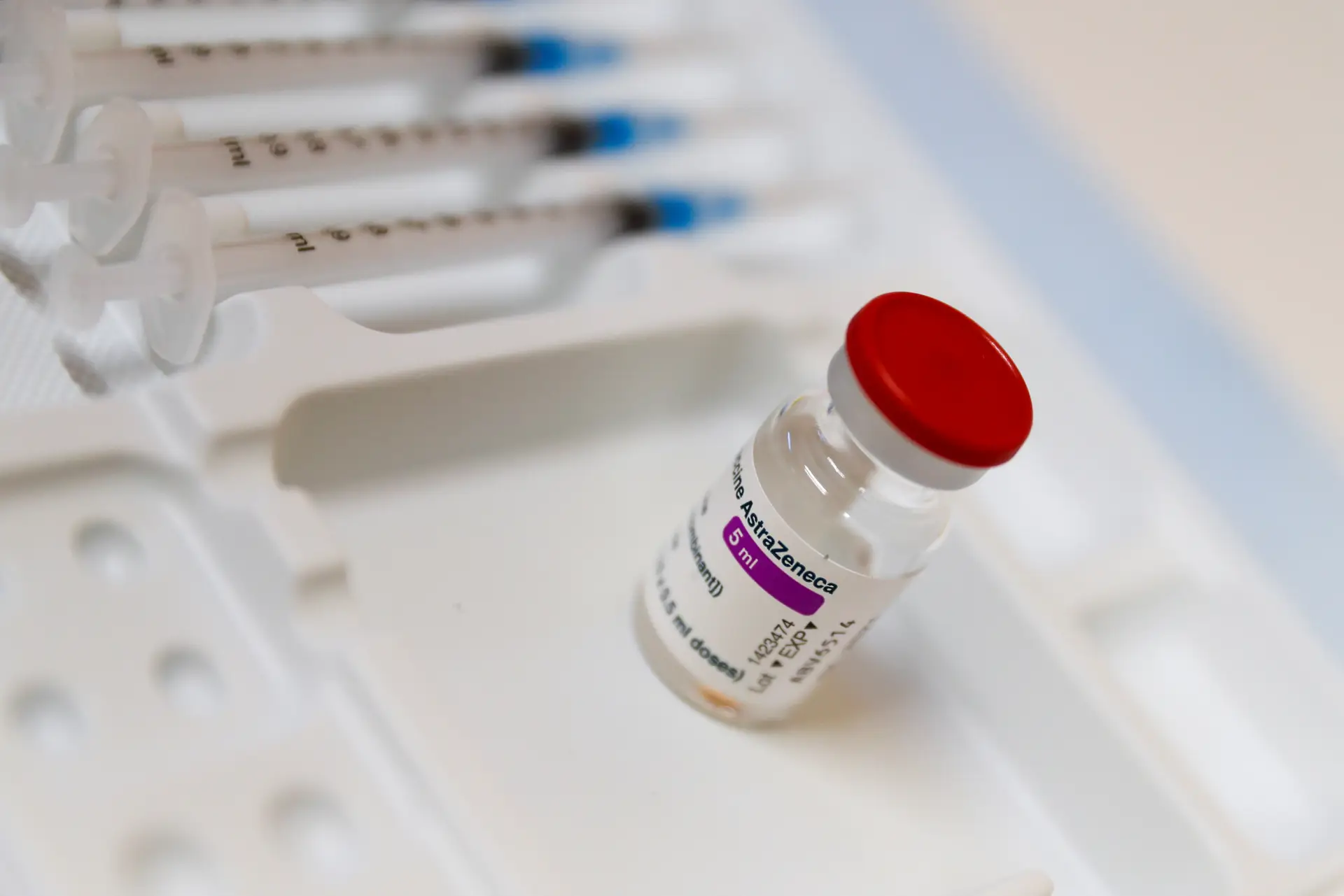 Vacinação covid-19. Comissão Europeia poderá não renovar contratos com a AstraZeneca e a Johnson & Johnson