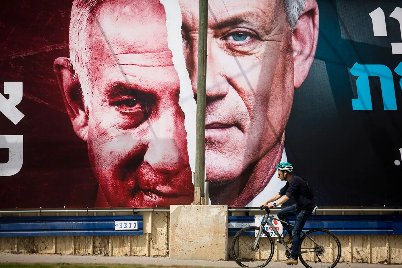 Um cartaz do partido Azul e Branco mostra ‘o divórcio’ entre o líder do partido Benny Gantz e o primeiro-ministro Benjamin Netanyahu, em Telavive