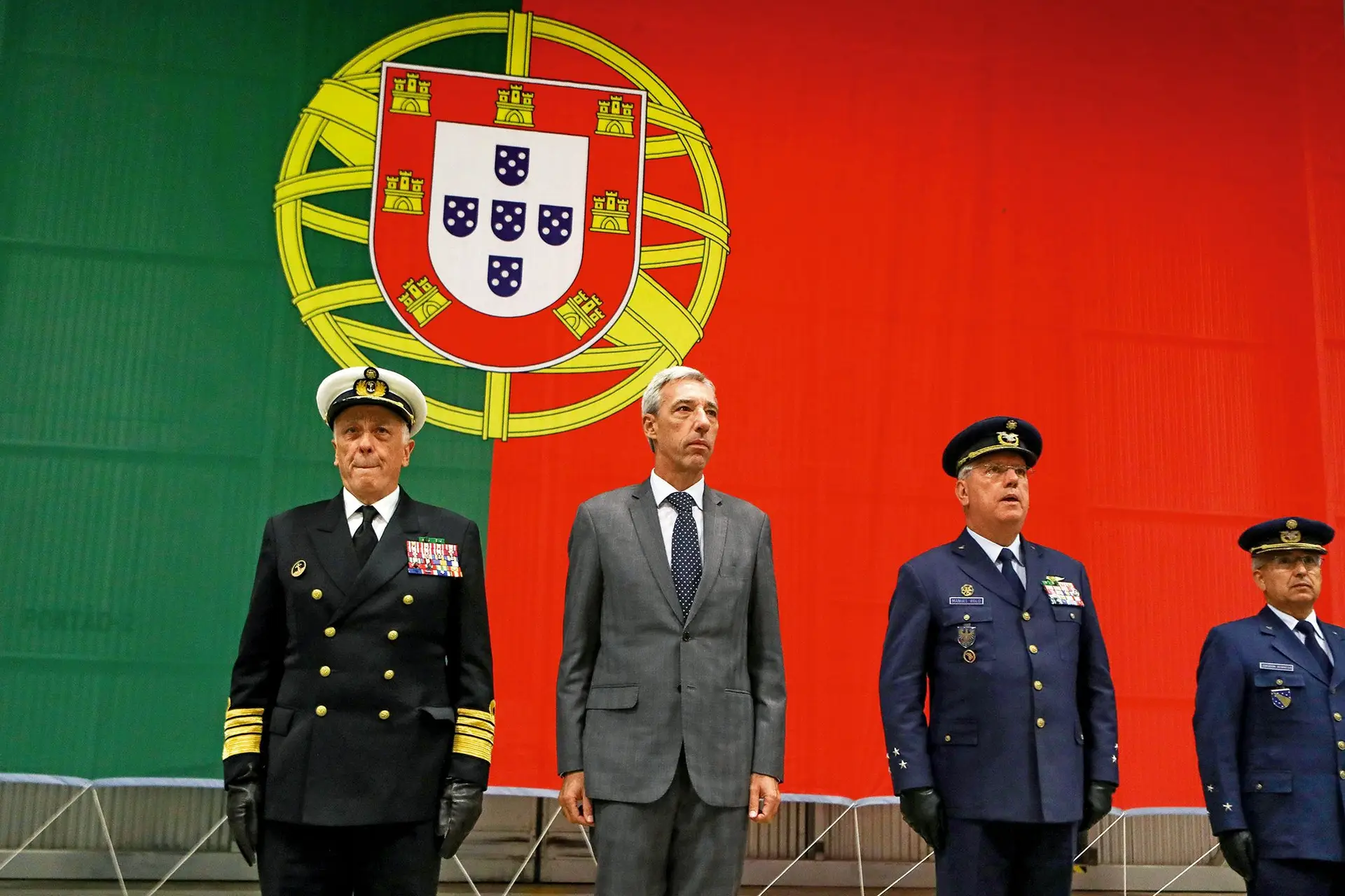 O CEMGFA almirante Silva Ribeiro (à esquerda) e o ministro da Defesa estão debaixo de fogo dos ex-chefes dos ramos, mas os atuais também estão contra o desenho da reforma
