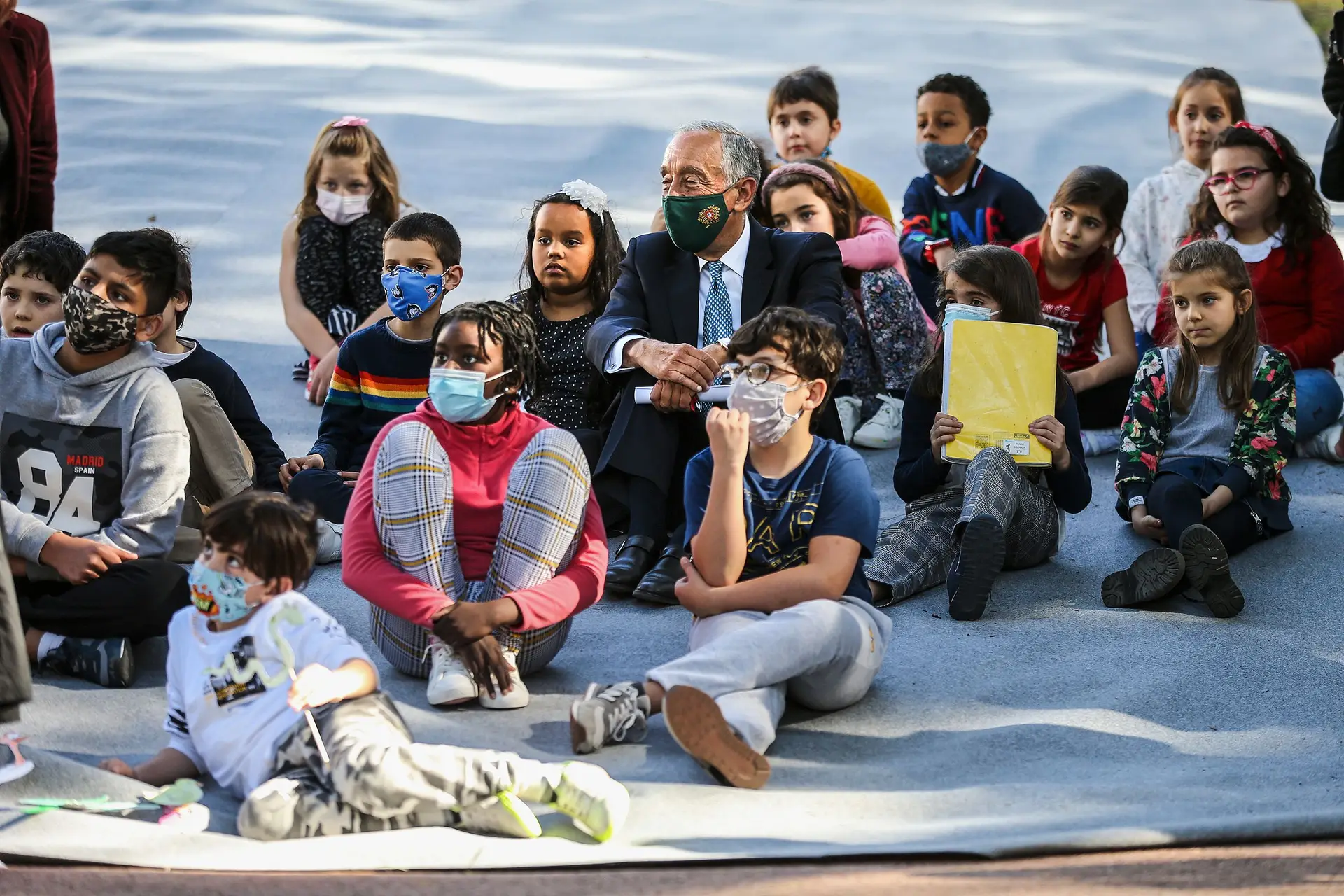 MARCELO VAI À ESCOLA Esta segunda-feira, o Presidente da República foi inteirar-se do processo de reabertura das escolas, e esteve na Escola Básica Parque Silva Porto, em Benfica, Lisboa. Foi aí que revelou que o estado de emergência deve manter-se em Portugal durante as fases do desconfinamento, até maio