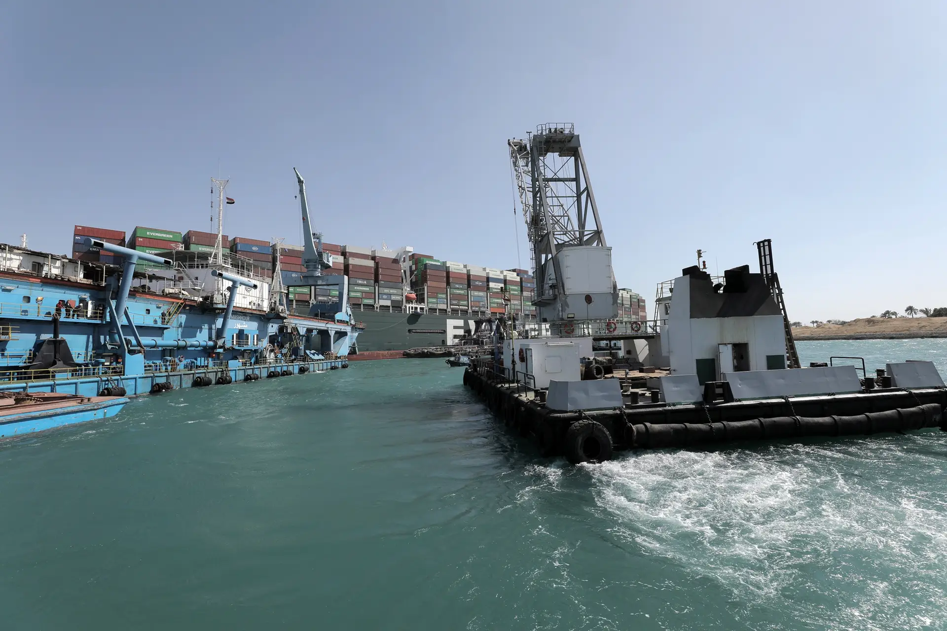 Autoridades dizem que navio encalhado no Canal do Suez começou a flutuar