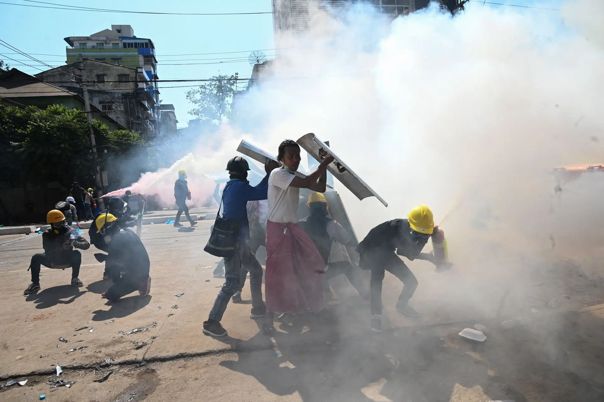 Myanmar. “Os militares estão a cometer crimes de guerra. Mataram 35 crianças, usam granadas e largam bombas em zonas rurais”, diz jornalista