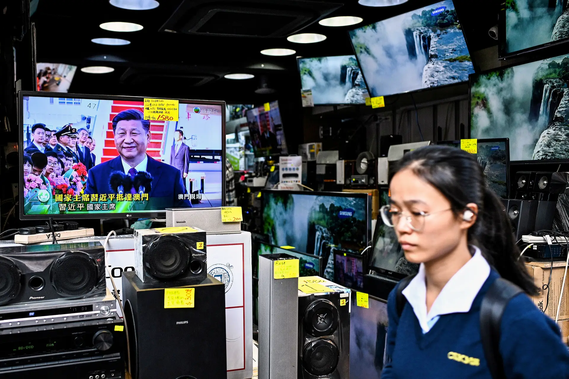 O televisor de uma loja de Hong Kong mostra o Presidente Xi Jinping a chegar a Macau, em dezembro de 2019