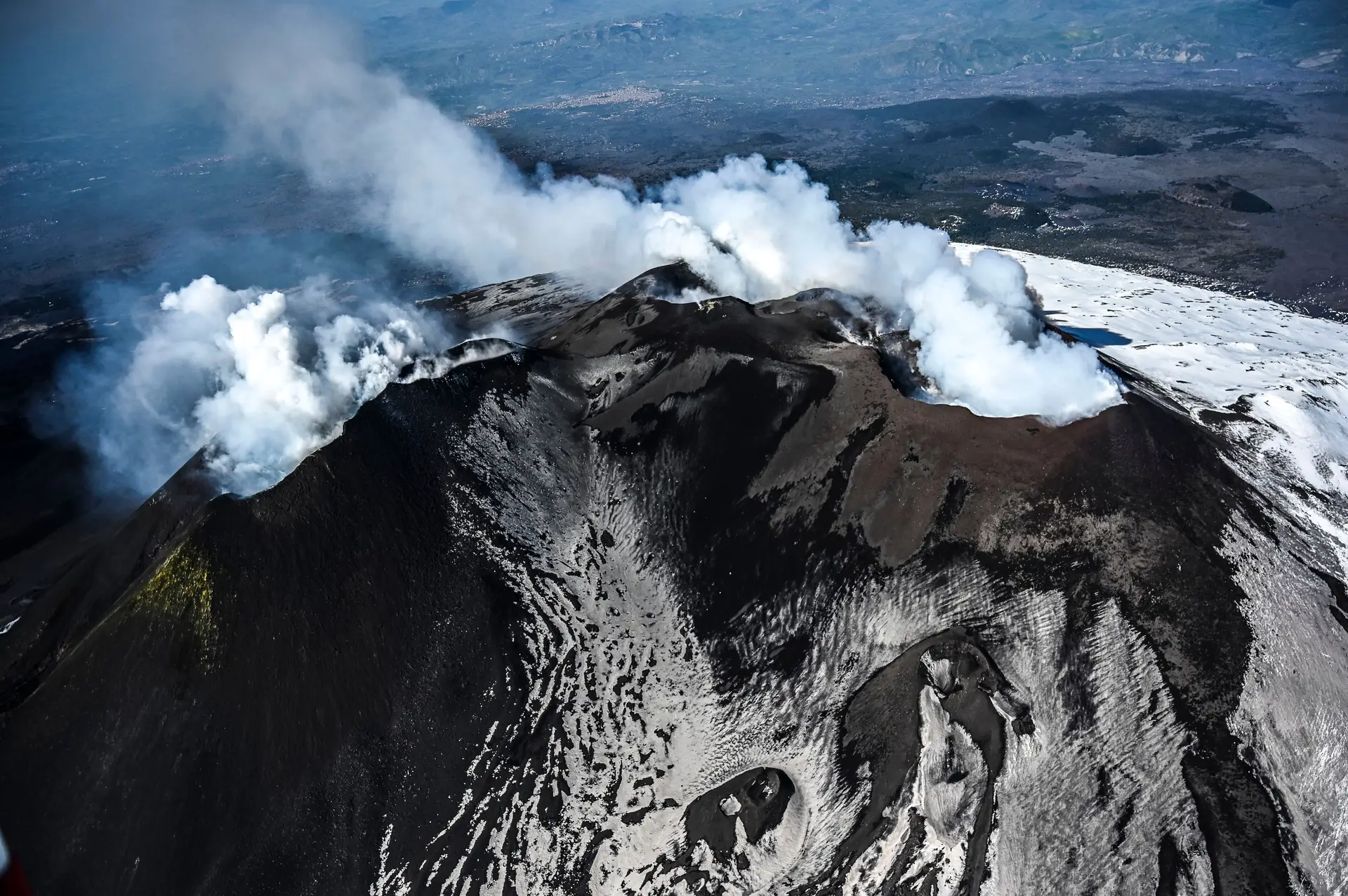 Vulcão Etna em erupção e a expelir nuvem de cinzas sobre a Catânia, tráfego aéreo está suspenso