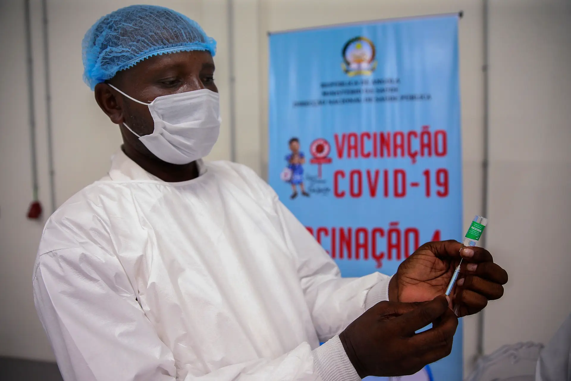 Sala de vacinação do depósito central de vacinas de Angola, no dia em que chegaram ao país as primeiras 624.000 doses de vacinas contra a covid-19.