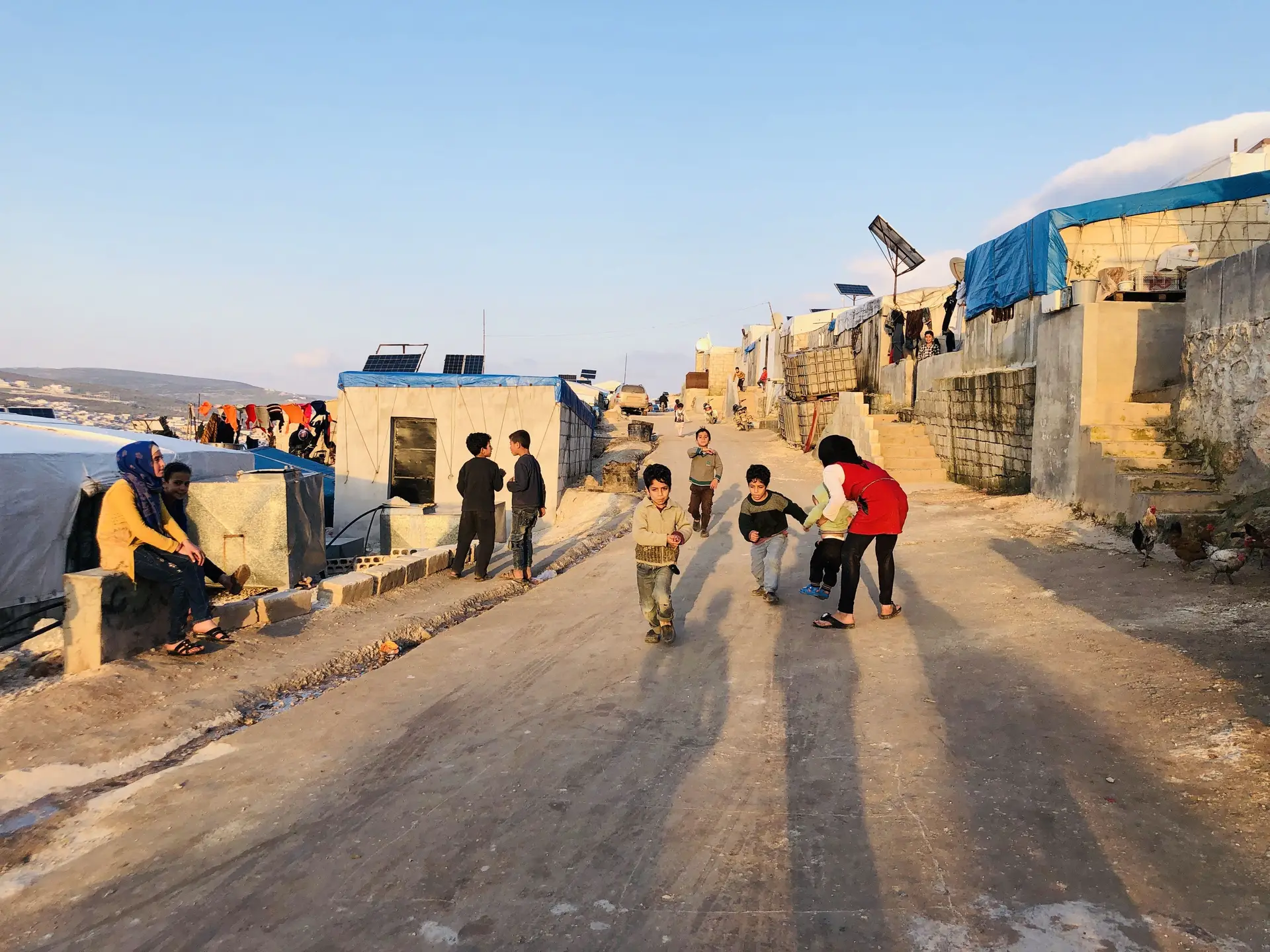 Crianças no campo de Idlib, a província no noroeste sírio para onde fugiram todas as pessoas que os avanços do exército do Presidente Assad foi fazendo ao longo dos últimos 10 anos para retirar o país aos rebeldes