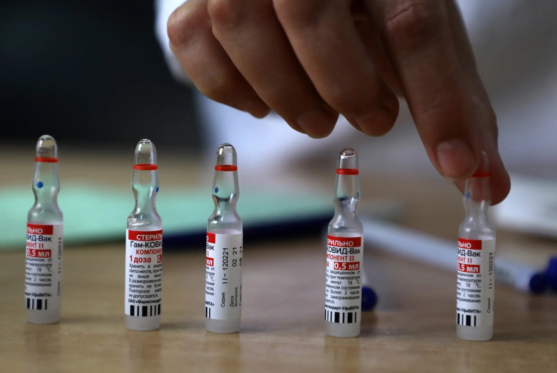 “Não devemos discriminar nenhuma vacina em função da sua origem”, defende diretora da Agência Europeia de Medicamentos