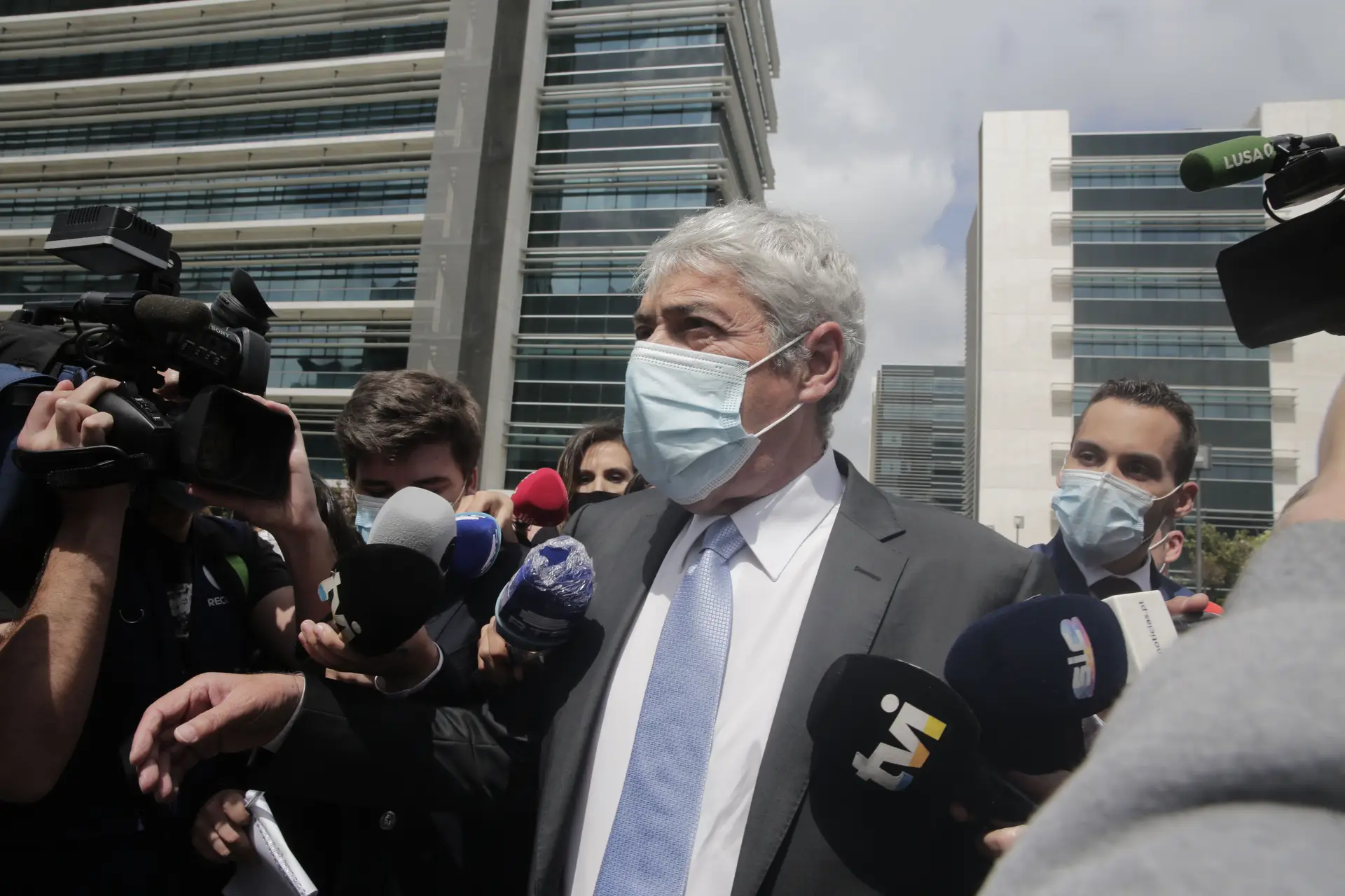 Sócrates diz-se vitorioso, vai “defender-se”, dispara sobre MP e jornalistas. E deixa tabu: “O regresso à política diz-me respeito”