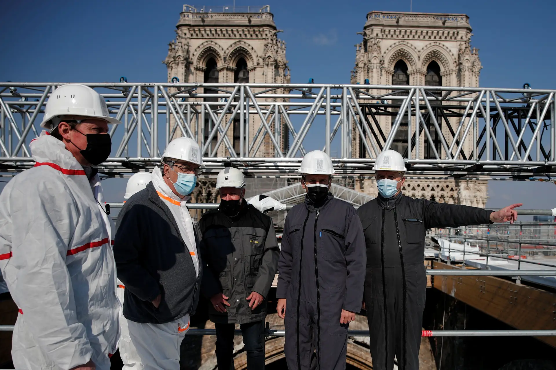 O Presidente Emmanuel Macron e o general Jean-Louis Georgelin, responsável pela reconstrução da catedral de Notre-Dame, com o arquiteto-chefe Philippe Villeneuve e o arcebispo de Paris, Michel Aupetit, no segundo aniversário do incêndio que destruiu parte do edifício