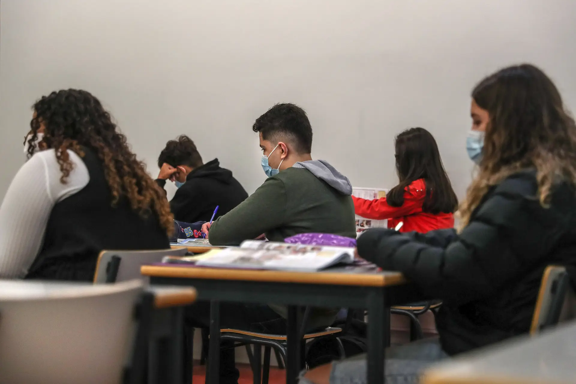 Vacinar ou não jovens dos 12 aos 15? Pais apoiam “decisão acertada” da DGS, para as escolas “quantos mais alunos vacinados tanto melhor”
