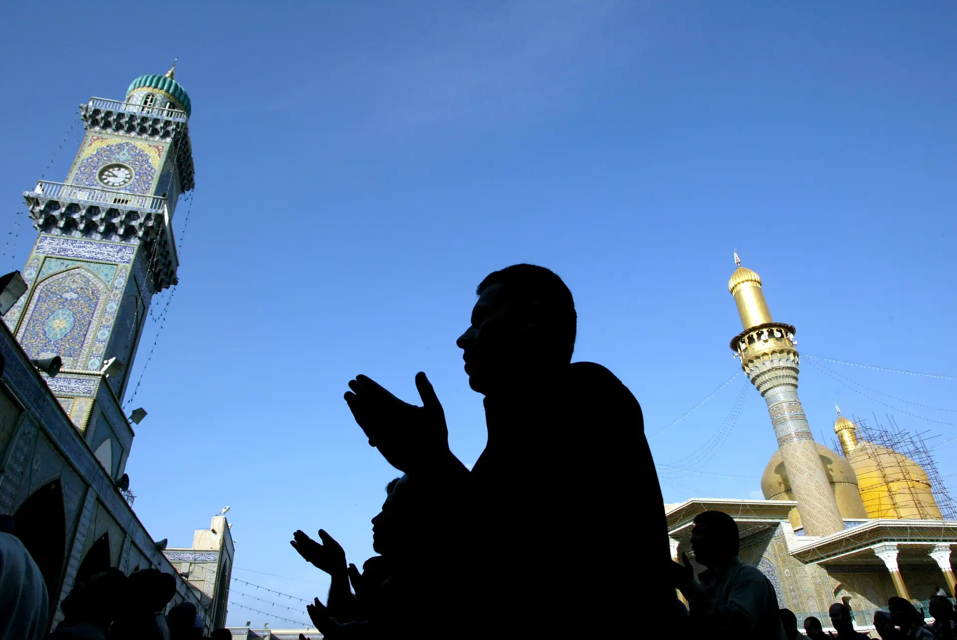 Um muçulmano xiita em oração, junto à Mesquita Al-Kadhimiya, em Bagdade, no Iraque