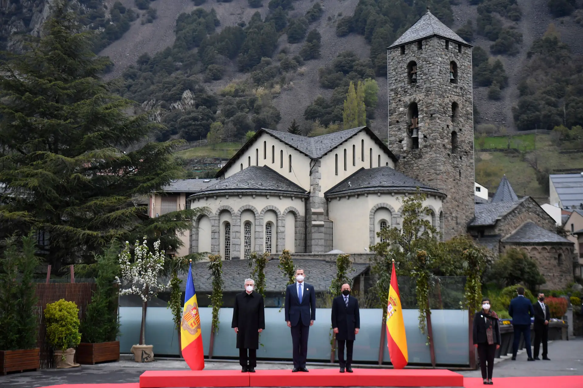 O rei de Espanha, Filipe VI, e o bispo de Urgell, Joan-Enric Vives Sicilia (copríncipe de Andorra a par do Presidente francês) durante a XXVII Cimeira Ibero-Americana, em Andorra-a-Velha, capital do principado