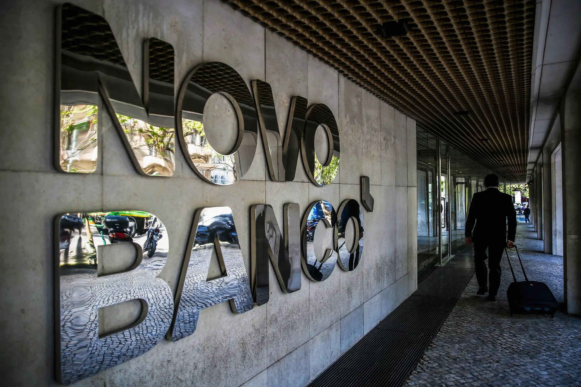 Por cada €10 oferecidos pela sede do Novo Banco, €8 vinham do estrangeiro. No final ganharam os espanhóis