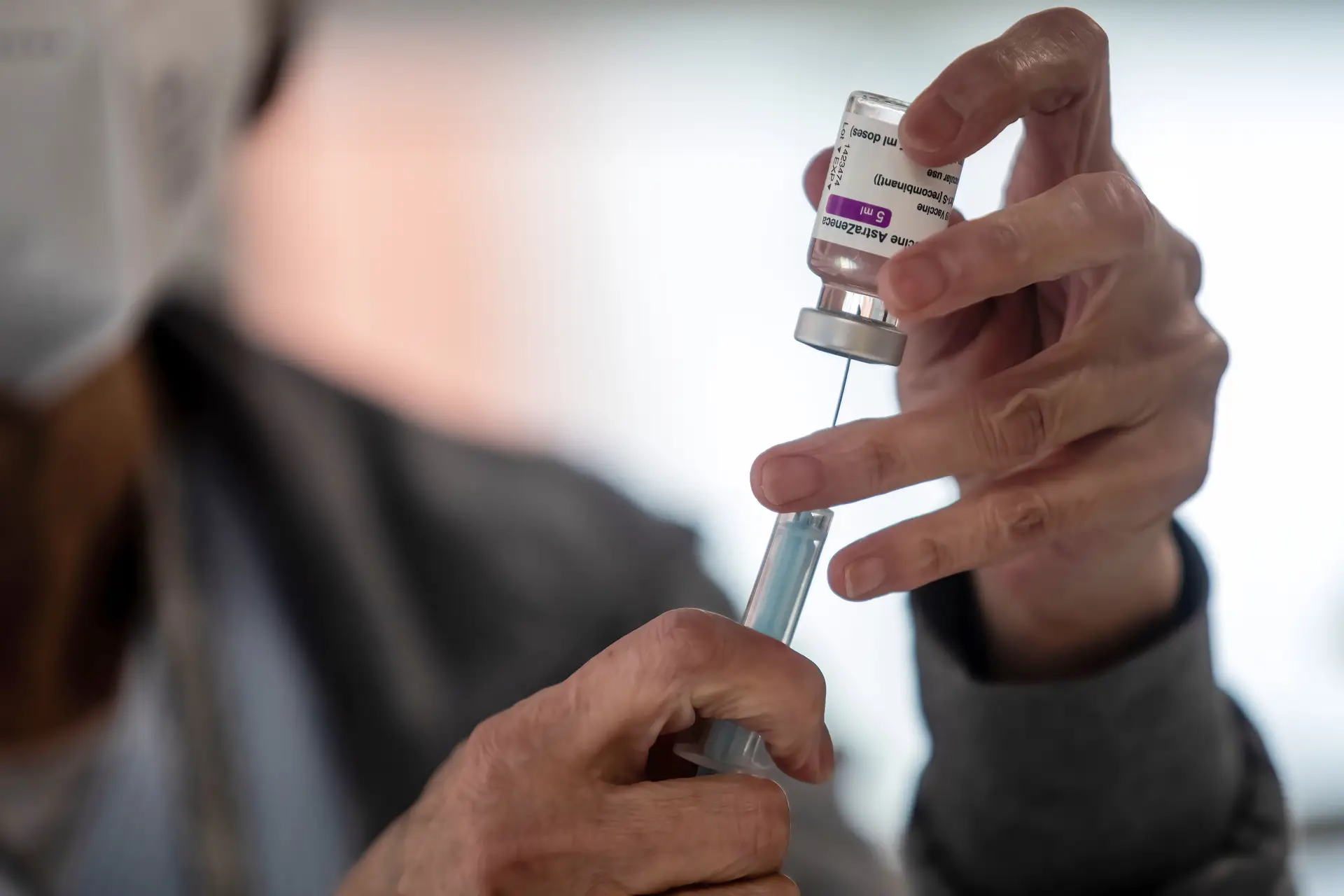 Covid-19. Bruxelas descarta opção de compra de doses extra da vacina da AstraZeneca