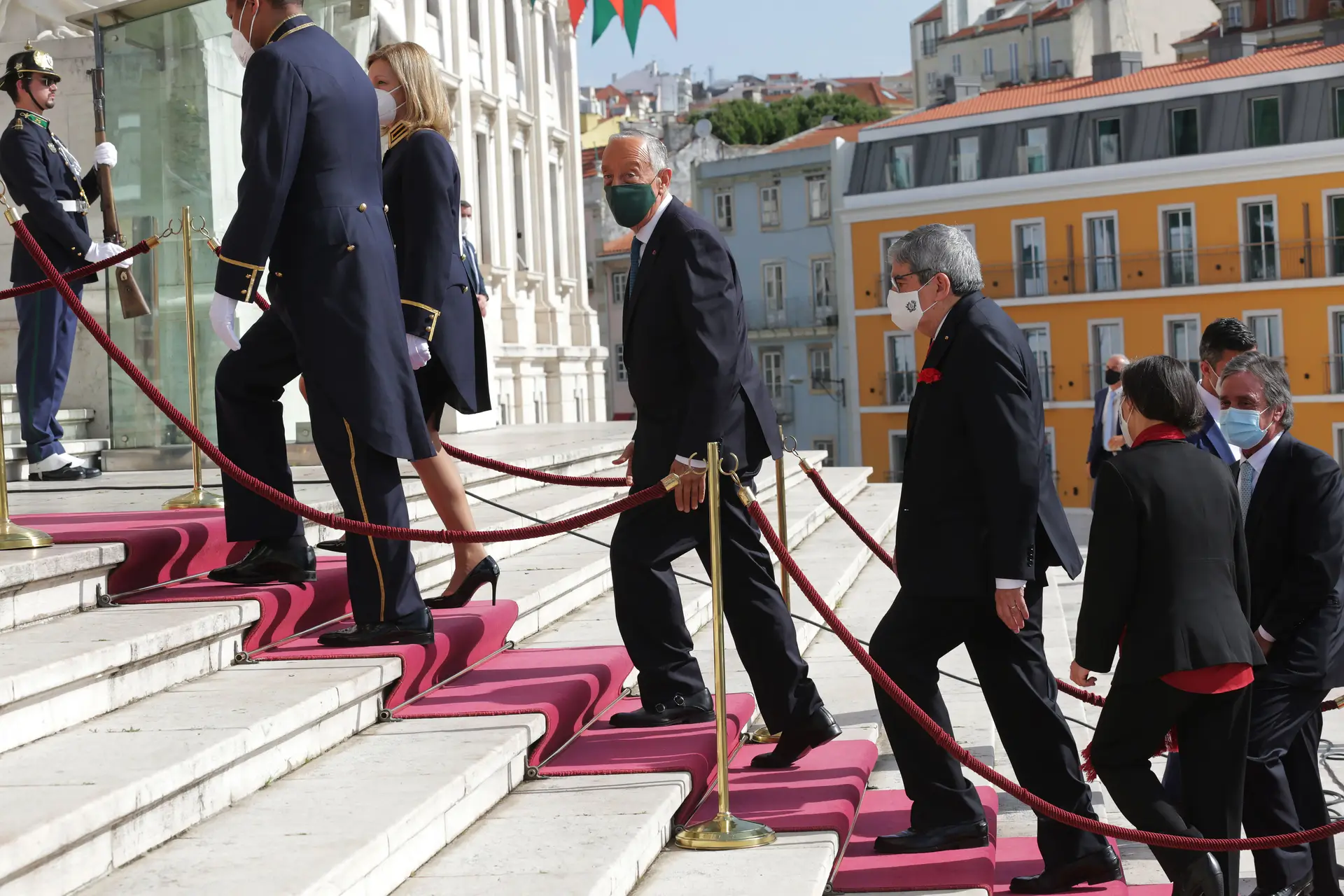 Marcelo Rebelo de Sousa, acompanhado por Ferrro Rodrigues, a subir a escadaria do Parlamento