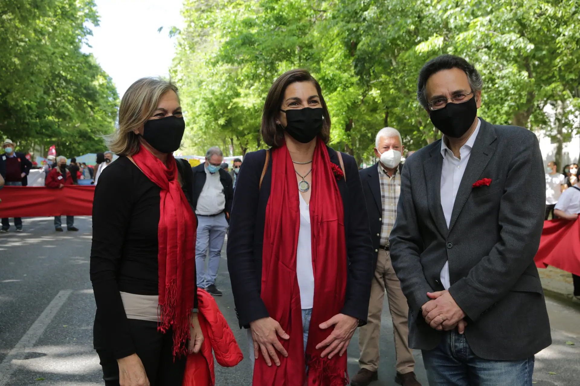 A socialista Ana Catarina Mendes com um echarpe vermelho a fazer pandã com o cravo