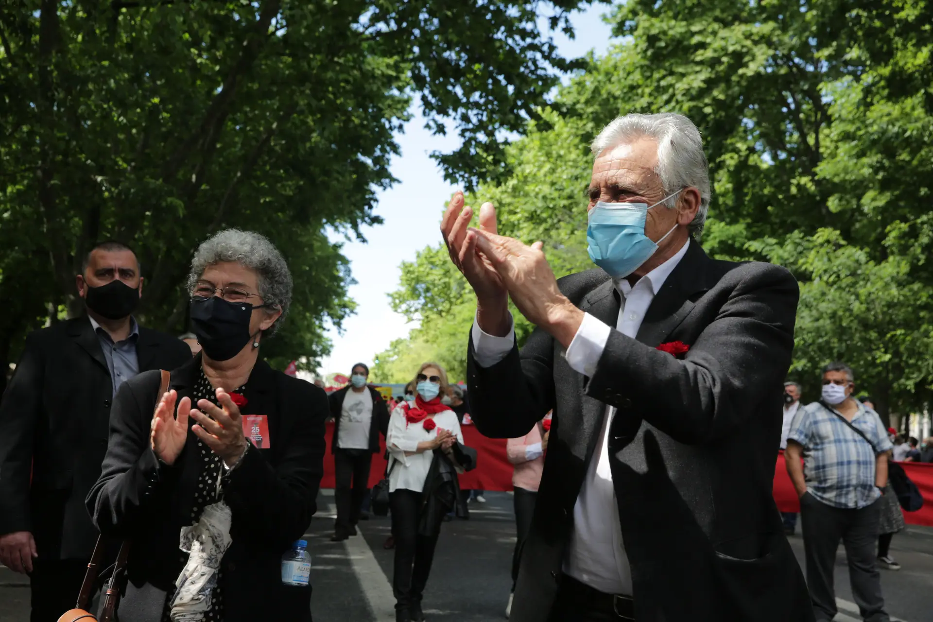 Jerónimo de Sousa vestido a rigor, de fato, mas sempre sem gravata, a ostentar um cravo vermelho de valor inestimável para qualquer comunista