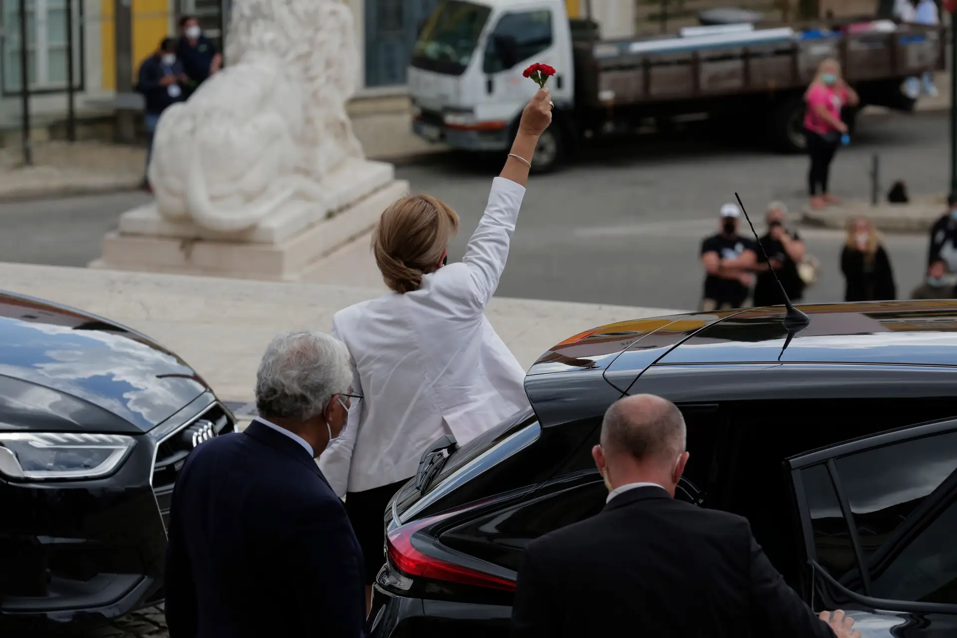 Fernanda Tadeu, mulher do primeiro-ministro, saúda os manifestantes que se encontravam junto ao Parlamento