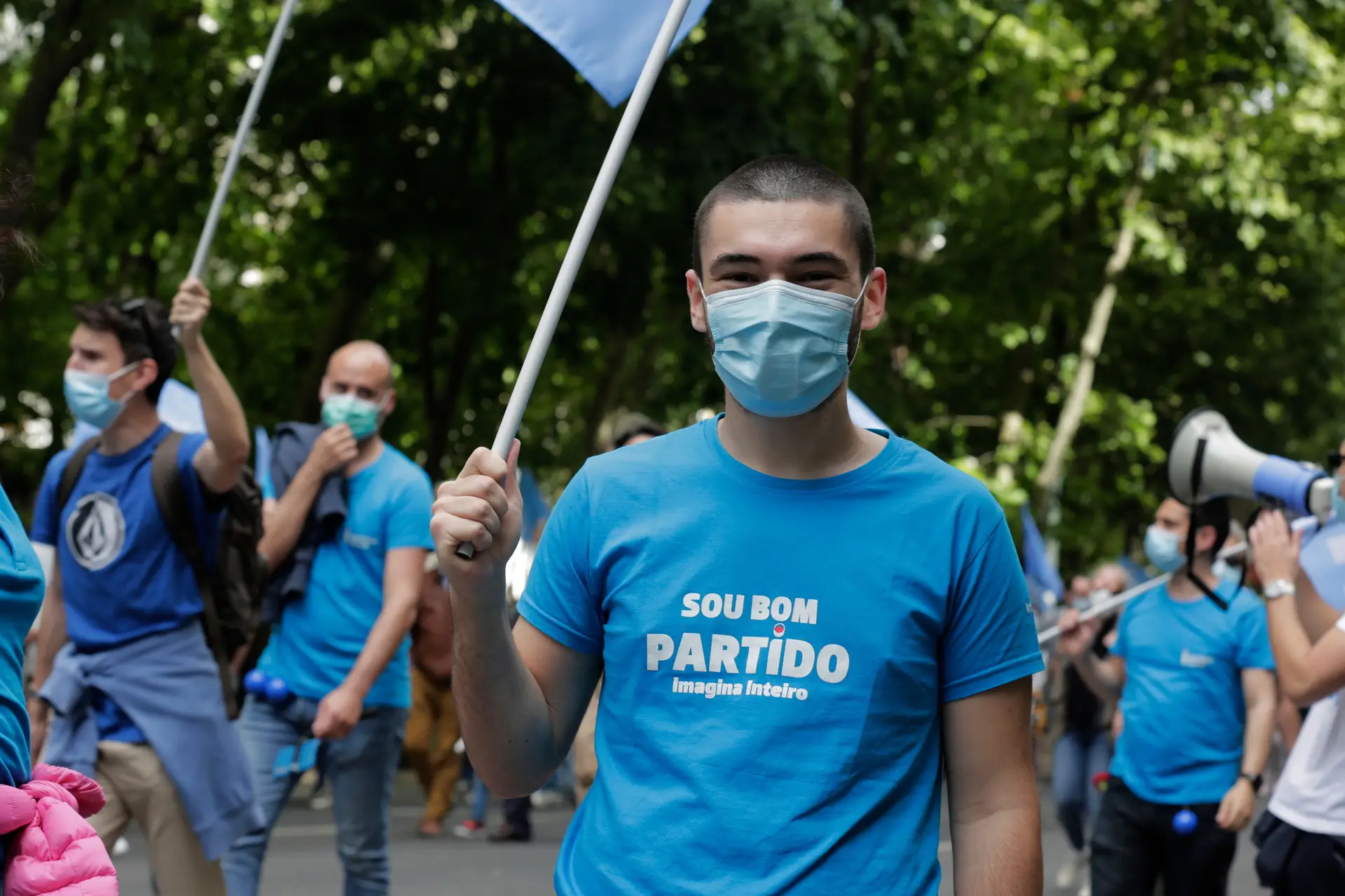 "Sou bom partido, imagina inteiro", prometem os participantes do desfile organizado pela Iniciativa Liberal