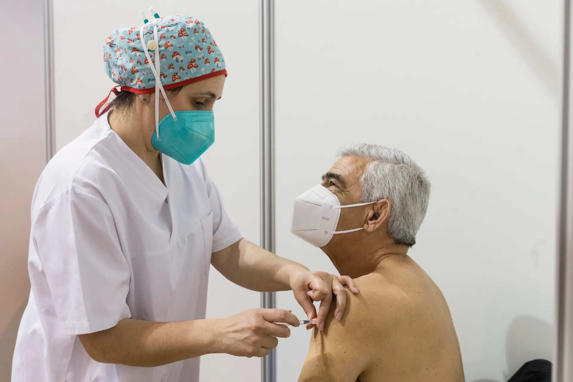 Covid-19: Terceira dose da vacina arranca dia 11 para idosos que tomaram vacina da gripe há mais de 14 dias