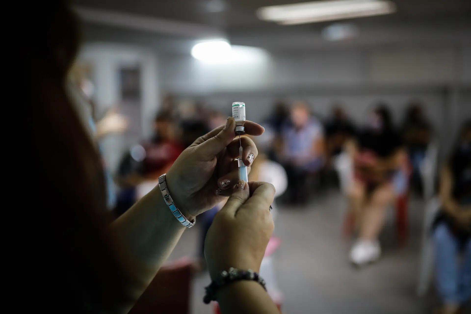 Concelhos que recuaram no desconfinamento vão receber 10 mil doses de vacinas