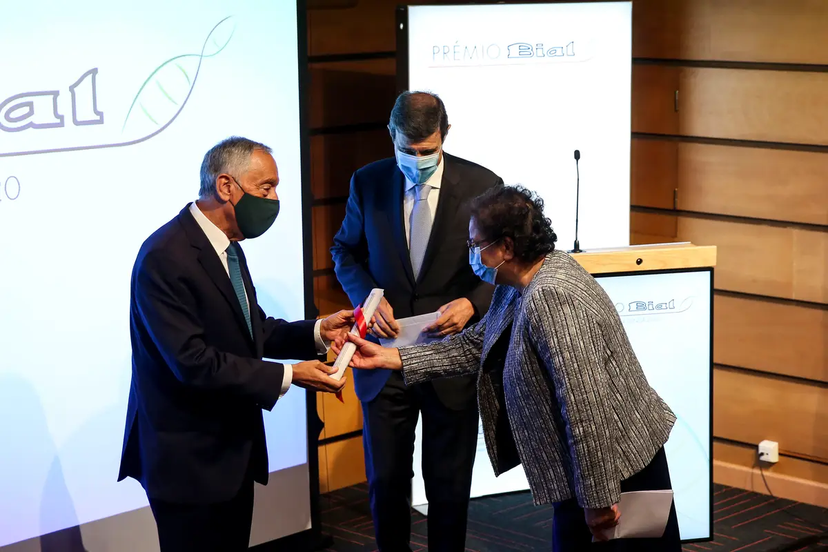 O Presidente da República, Marcelo Rebelo de Sousa e o presidente da Fundação Bial, Luís Portela, entregaram o prémio à grande vencedora do prémio Bial de Medicina Clínica, Teresa Coelho