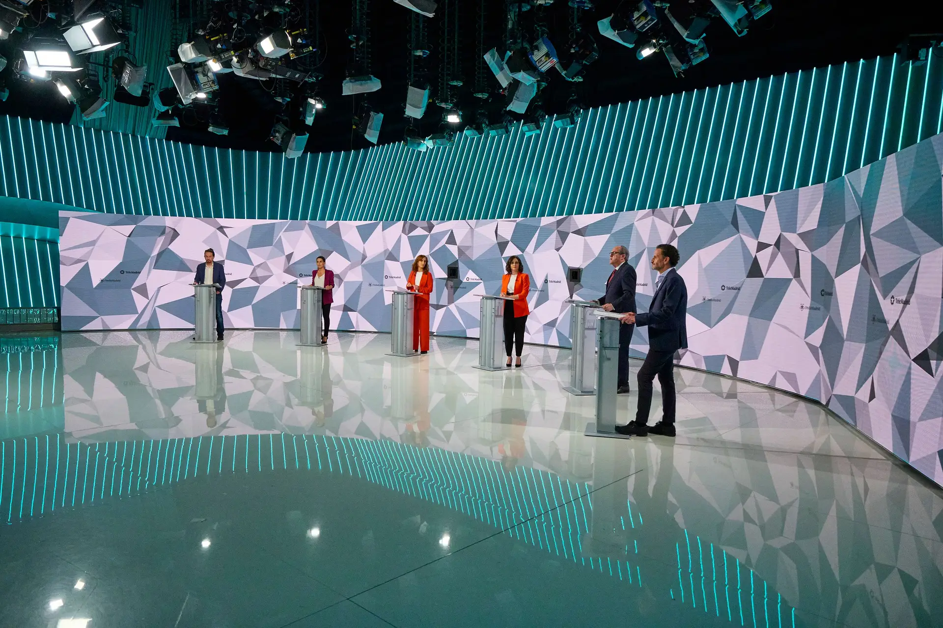 Debate televisivo entre os candidatos à presidência do governo regional de Madrid, em abril de 2021. Dias depois, nova contenda na rádio foi interrompida a pós o abandono de parte dos candidatos. Na foto, da esquerda para a direita, Pablo Iglesias (Unidas Podemos); Rocío Monasterio (Vox); Mónica García (Mais Madrid); Isabel Díaz Ayuso (PP); Ángel Gabilondo (PSOE); e Edmundo Bal (Cs)